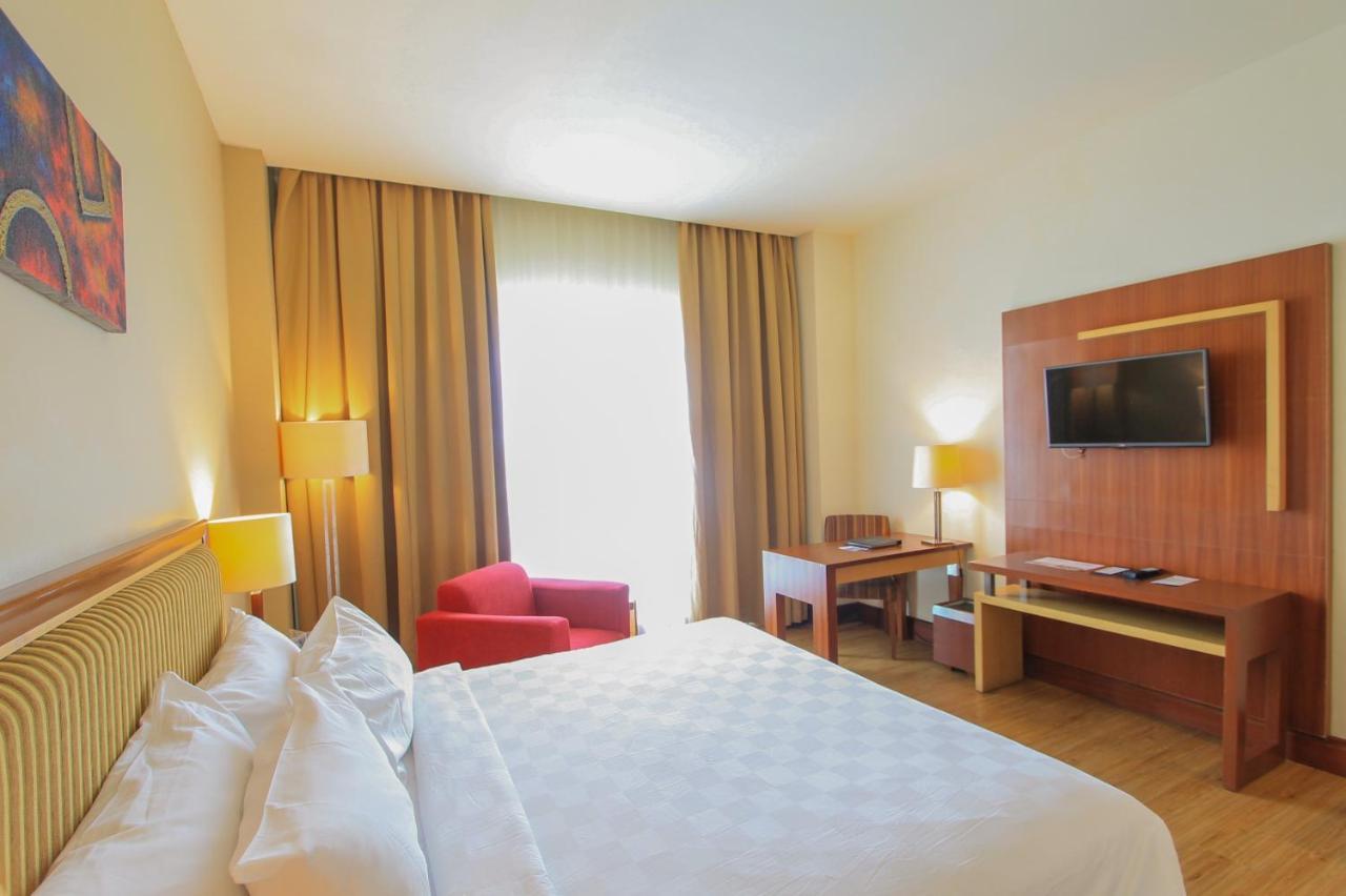 Swiss-Belhotel Maleosan Manado Exterior foto